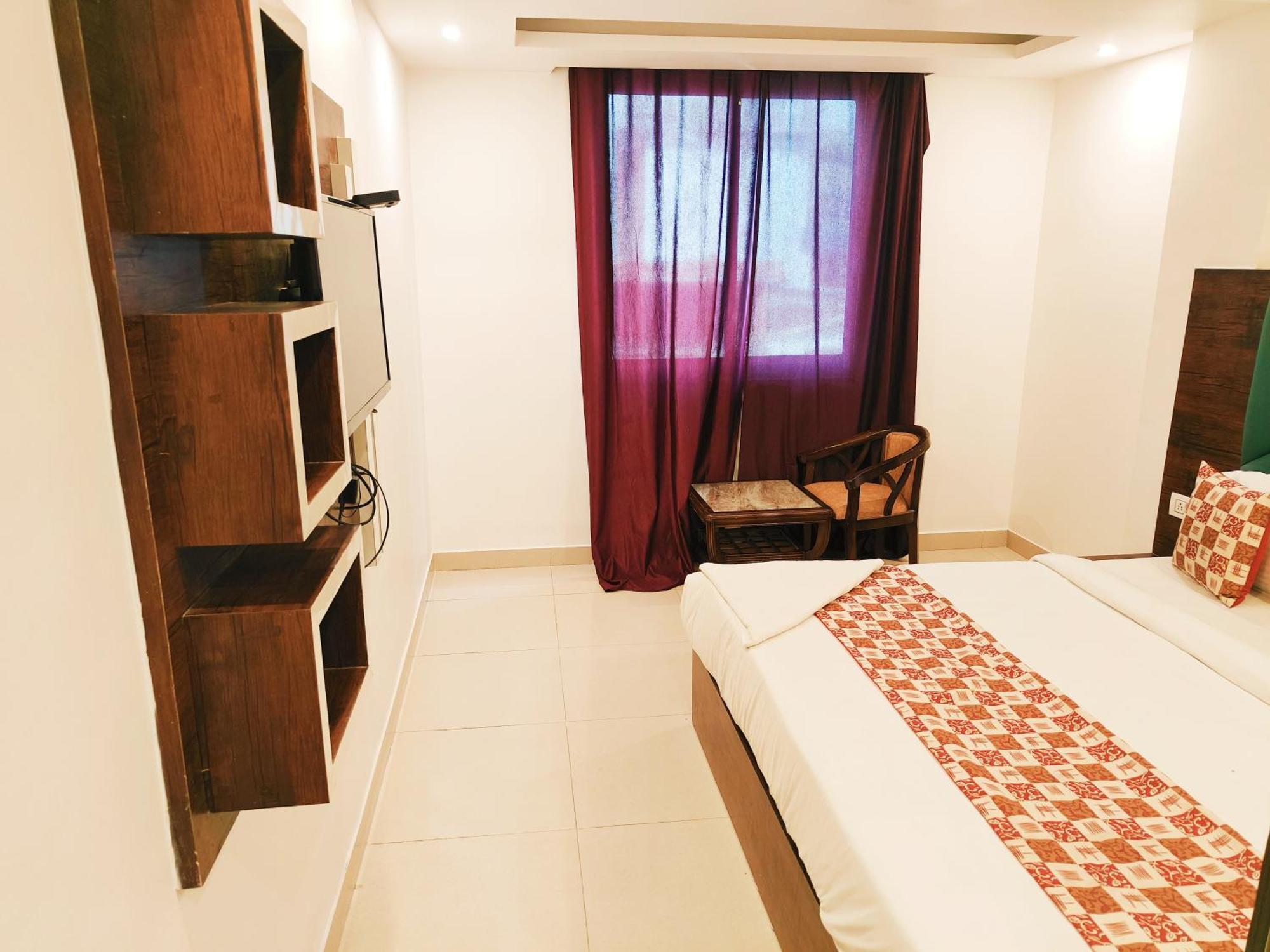 Marina Near Igi Airport Delhi Hotel 4*